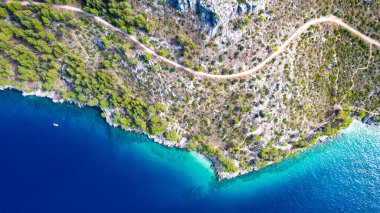 Hırvatistan 'ın Makarska kenti yakınlarındaki Nugal plajı, Dalmaçya, Hırvatistan. Makarska Riviera, Avrupa 'nın ünlü simgesi ve turistik beldesi