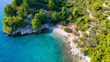 Hırvatistan 'ın Dalmaçya kentinin Brela kasabası yakınlarındaki güzel sahil. Makarska Riviera, Avrupa 'nın ünlü simgesi ve turistik beldesi
