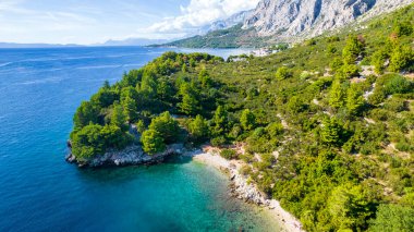 İnsansız hava aracının turkuaz su panoramik arka planı. Havadan gelen yaz deniz manzarası. Hırvatistan. Seyahat - resim