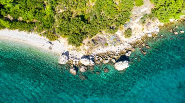 İnsansız hava aracının turkuaz su panoramik arka planı. Havadan gelen yaz deniz manzarası. Hırvatistan. Seyahat - resim
