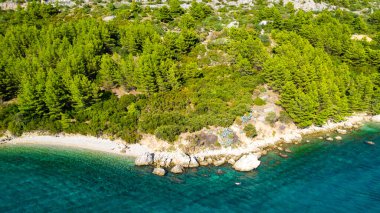 Denizin kayalık kıyılarının güzel manzarası