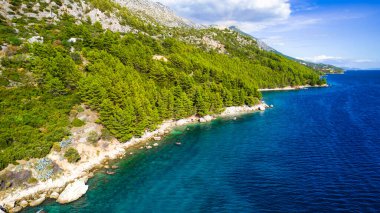 İnsansız hava aracının turkuaz su panoramik arka planı. Havadan gelen yaz deniz manzarası. Hırvatistan. Seyahat - resim