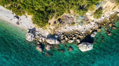 Hırvatistan 'ın Dalmaçya kentinin Brela kasabası yakınlarındaki güzel sahil. Makarska Riviera, Avrupa 'nın ünlü simgesi ve turistik beldesi
