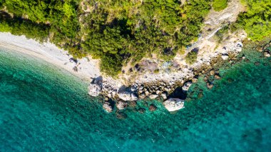 Adriyatik Denizi 'nin çekici sabah deniz manzarası. Ünlü tatil beldesi Tucepi, Makarska Hırvatistan, Avrupa 'daki küçük plajın muhteşem yaz manzarası. Akdeniz ülkelerinin güzel dünyası.