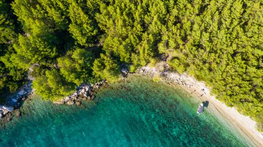 Hırvatistan. Kumsaldaki hava manzarası ve insanlar. Tatil ve rahatlama. Kumsal ve mavi su. Kumsaldaki ve gök mavisi denizdeki İHA 'nın üst görüntüsü. Seyahat ve tatil