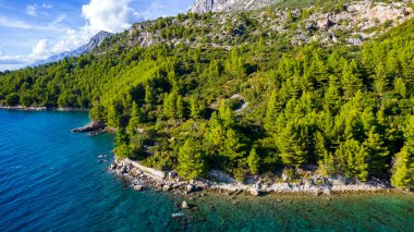 Hırvatistan 'ın Dalmaçya kentinin Brela kasabası yakınlarındaki güzel sahil. Makarska Riviera, Avrupa 'nın ünlü simgesi ve turistik beldesi