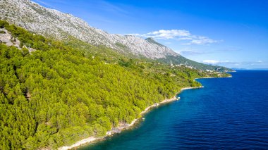 İnsansız hava aracının turkuaz su panoramik arka planı. Havadan gelen yaz deniz manzarası. Hırvatistan. Seyahat - resim