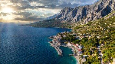 Hırvatistan plajı Hırvatistan 'ın Makarska Riviera kentinde yer alan Drasnice köyünün hava manzaralı bir manzarası