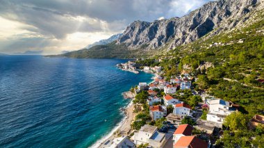 Hırvatistan plajı Hırvatistan 'ın Makarska Riviera kentinde yer alan Drasnice köyünün hava manzaralı bir manzarası