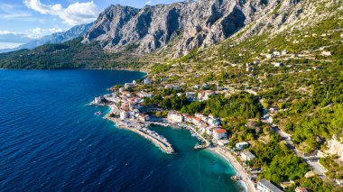 Makarska Riviera, Hırvatistan üzerinde bulunan Drasnice Köyü bir havadan görünümü