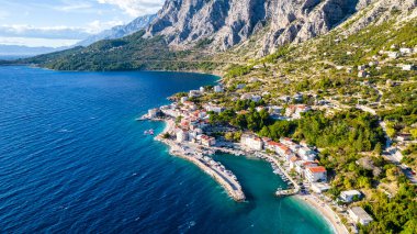Makarska Riviera, Hırvatistan üzerinde bulunan Drasnice Köyü bir havadan görünümü