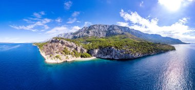 Adriyatik Denizi 'nin çekici sabah deniz manzarası. Ünlü tatil beldesi Tucepi, Makarska Hırvatistan, Avrupa 'daki küçük plajın muhteşem yaz manzarası. Akdeniz ülkelerinin güzel dünyası.