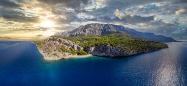 Hırvatistan 'ın Makarska kenti yakınlarındaki Nugal plajı, Dalmaçya, Hırvatistan. Makarska Riviera, Avrupa 'nın ünlü simgesi ve turistik beldesi