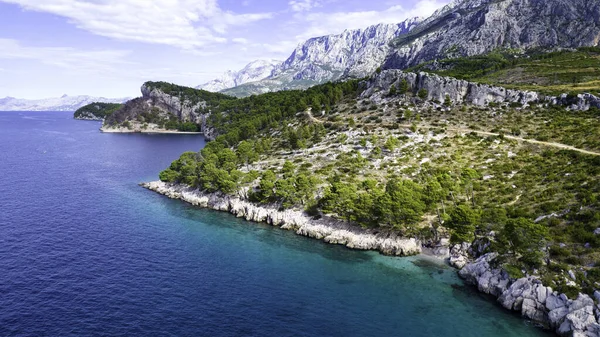 Adriyatik Denizi 'nin çekici sabah deniz manzarası. Ünlü tatil beldesi Tucepi, Makarska Hırvatistan, Avrupa 'daki küçük plajın muhteşem yaz manzarası. Akdeniz ülkelerinin güzel dünyası.