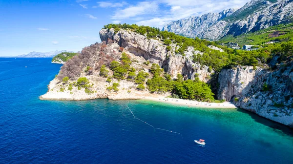 Hırvatistan 'ın Makarska kenti yakınlarındaki Nugal plajı, Dalmaçya, Hırvatistan. Makarska Riviera, Avrupa 'nın ünlü simgesi ve turistik beldesi