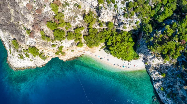 克罗地亚 海滩上的空中风景和人 度假和放松 海滩和蓝色的水从海滩和蔚蓝大海的无人机俯瞰 旅行和假日 — 图库照片
