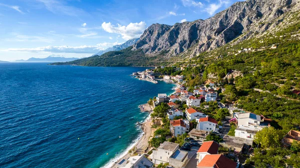Hırvatistan plajı Hırvatistan 'ın Makarska Riviera kentinde yer alan Drasnice köyünün hava manzaralı bir manzarası