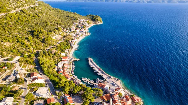 크로아티아 해변에 자리잡고 마을의 크로아티아의마 카스카 리비에라 — 스톡 사진