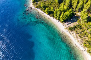 Hırvatistan plajı - deniz ve dağları olan güzel bir yaz manzarası.