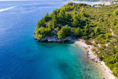 Hırvatistan plajı - deniz ve dağları olan güzel bir yaz manzarası.