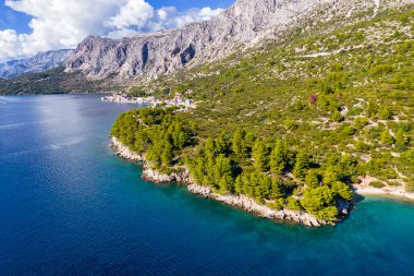 Hırvatistan plajı - deniz ve dağları olan güzel bir yaz manzarası.