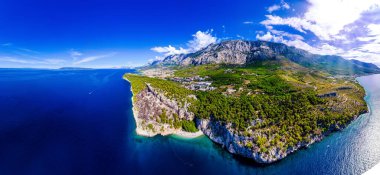 Hırvatistan plajı - deniz ve dağları olan güzel bir yaz manzarası.