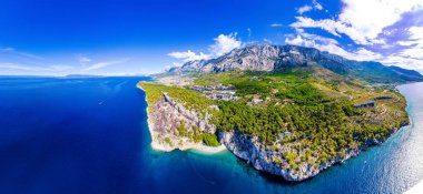 Hırvatistan 'ın Dalmaçya kentinde Breal Makarska ve Nugal dağ panoramik manzarası, Makarska rivierası