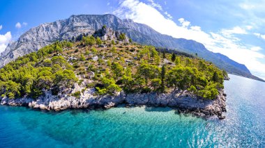 Hırvatistan plajı - deniz ve dağları olan güzel bir yaz manzarası.