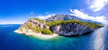 Hırvatistan plajı - deniz ve dağları olan güzel bir yaz manzarası.