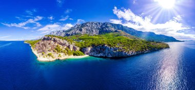 Hırvatistan 'ın Dalmaçya kentinde Breal Makarska ve Nugal dağ panoramik manzarası, Makarska rivierası