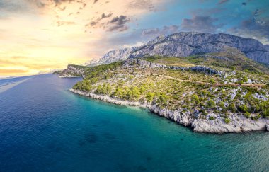 Hırvatistan plajı - deniz ve dağları olan güzel bir yaz manzarası.