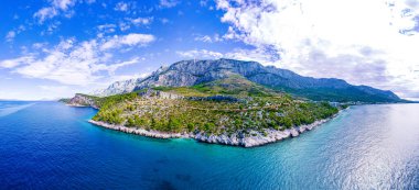 Hırvatistan 'ın Dalmaçya kentinde Breal Makarska ve Nugal dağ panoramik manzarası, Makarska rivierası