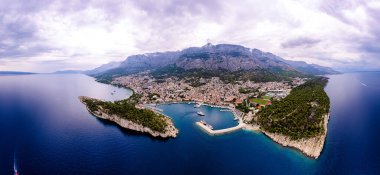 Makarska. Turistik Makarska kenti, Hırvatistan plajları ve Biokovo dağı, Dalmaçya takımadaları manzarası