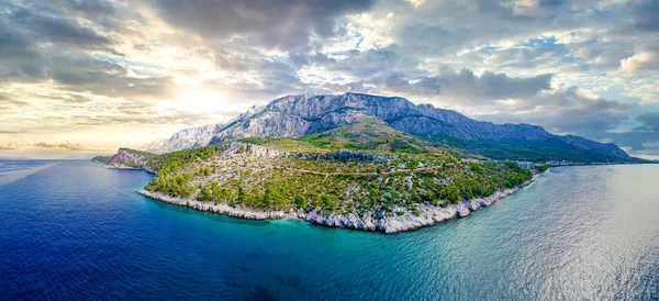 Hırvatistan 'ın Dalmaçya kentinde Breal Makarska ve Nugal dağ panoramik manzarası, Makarska rivierası