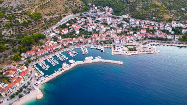 Hırvatistan 'ın Dalmaçya kentinde Podgora plajı ve liman manzarası, Makarska riviera