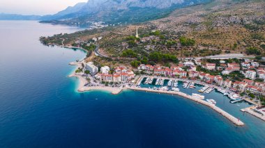 Hırvatistan 'ın Dalmaçya kentinde Podgora plajı ve liman manzarası, Makarska riviera