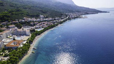 Hırvatistan 'ın Makarska Riviera, Dalmaçya bölgesindeki Brela ve Punta Rata plajlarının hava manzarası