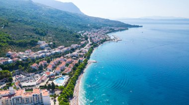 Hırvatistan 'ın Makarska Riviera, Dalmaçya bölgesindeki Brela ve Punta Rata plajlarının hava manzarası