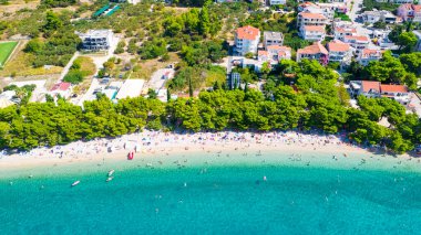 Hırvatistan 'ın Makarska Riviera, Dalmaçya bölgesindeki Brela ve Punta Rata plajlarının hava manzarası