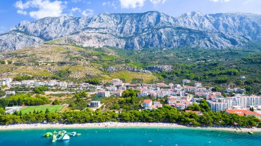 Hırvatistan 'ın Makarska Riviera, Dalmaçya bölgesindeki Brela ve Punta Rata plajlarının hava manzarası