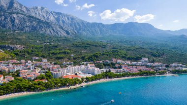 Adriyatik Denizi 'nin çekici sabah deniz manzarası. Ünlü tatil beldesi Tucepi, Hırvatistan, Avrupa 'daki küçük plajın muhteşem yaz manzarası. Akdeniz ülkelerinin güzel dünyası.