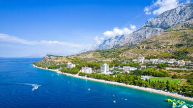 Hırvatistan 'ın Makarska Riviera, Dalmaçya bölgesindeki Brela ve Punta Rata plajlarının hava manzarası