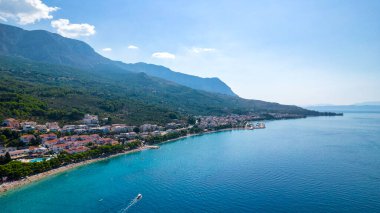Hırvatistan 'ın Makarska Riviera, Dalmaçya bölgesindeki Brela ve Punta Rata plajlarının hava manzarası