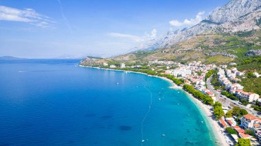 Adriyatik Denizi 'nin çekici sabah deniz manzarası. Ünlü tatil beldesi Tucepi, Hırvatistan, Avrupa 'daki küçük plajın muhteşem yaz manzarası. Akdeniz ülkelerinin güzel dünyası.