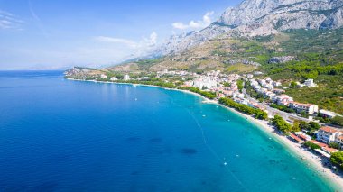Hırvatistan 'ın Makarska Riviera, Dalmaçya bölgesindeki Brela ve Punta Rata plajlarının hava manzarası