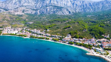 Hırvatistan 'ın Makarska Riviera, Dalmaçya bölgesindeki Brela ve Punta Rata plajlarının hava manzarası