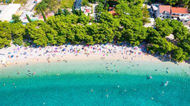 Adriyatik Denizi 'nin çekici sabah deniz manzarası. Ünlü tatil beldesi Tucepi, Hırvatistan, Avrupa 'daki küçük plajın muhteşem yaz manzarası. Akdeniz ülkelerinin güzel dünyası.