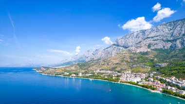 Adriyatik Denizi 'nin çekici sabah deniz manzarası. Ünlü tatil beldesi Tucepi, Hırvatistan, Avrupa 'daki küçük plajın muhteşem yaz manzarası. Akdeniz ülkelerinin güzel dünyası.