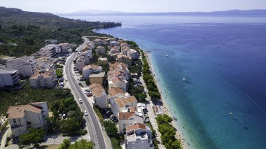 Adriyatik Denizi 'nin çekici sabah deniz manzarası. Ünlü tatil beldesi Tucepi, Hırvatistan, Avrupa 'daki küçük plajın muhteşem yaz manzarası. Akdeniz ülkelerinin güzel dünyası.