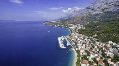 Adriyatik Denizi 'nin çekici sabah deniz manzarası. Ünlü tatil beldesi Tucepi, Hırvatistan, Avrupa 'daki küçük plajın muhteşem yaz manzarası. Akdeniz ülkelerinin güzel dünyası.